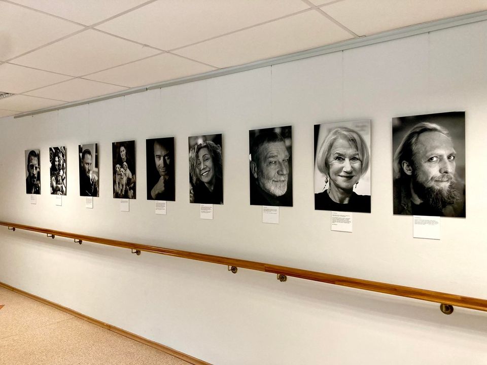 Apkeliavusi dalį Lietuvos, G.Skaraitienės fotografijų paroda „100 tikrų žmonių portretų“ sausio 24 d. atvyko į Abromiškių reabilitacijos ligoninę
